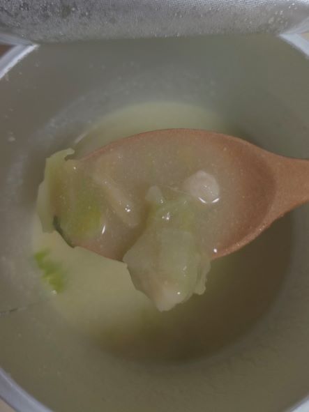 えんどう豆ゆず仕立て スープ中身　リフトアップ